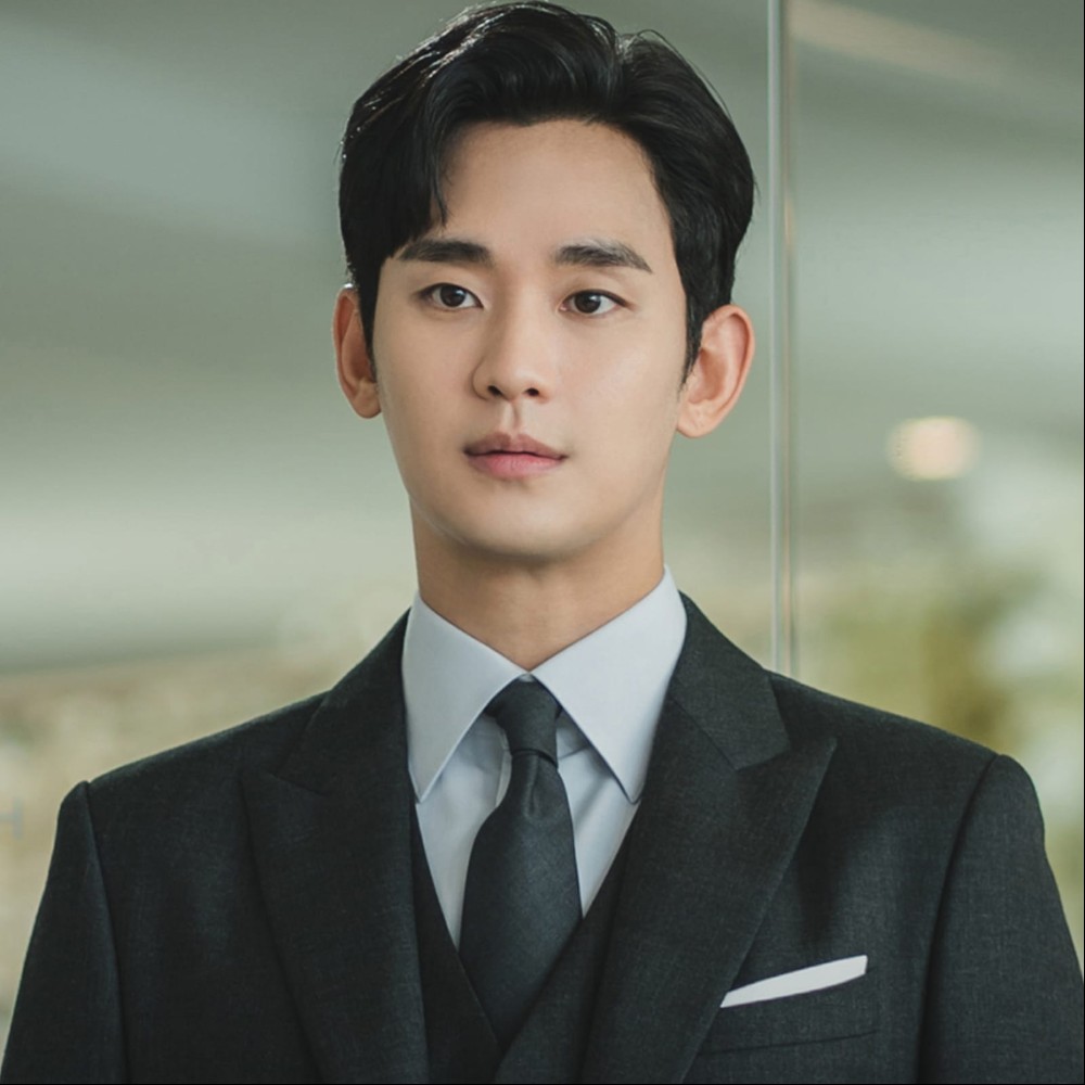 Is Kim Soo Hyun's agency using IU to divert attention from him? Fans blame actor for resurfacing controversies amid Kim Sae Ron row