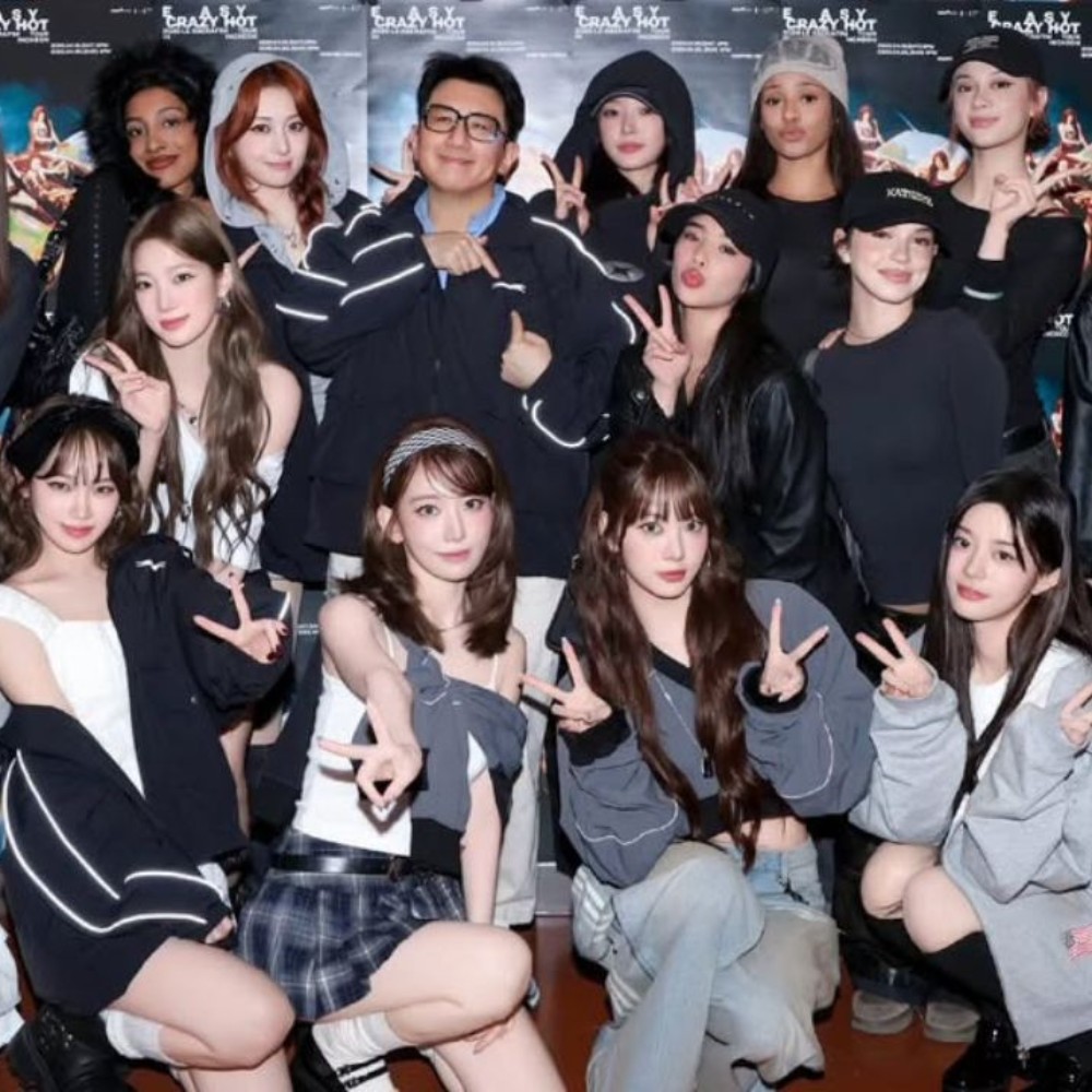 Bang Si Hyuk is 'united' with HYBE girls LE SSERAFIM, KATSEYE and ILLIT, against the world in new PIC from concert