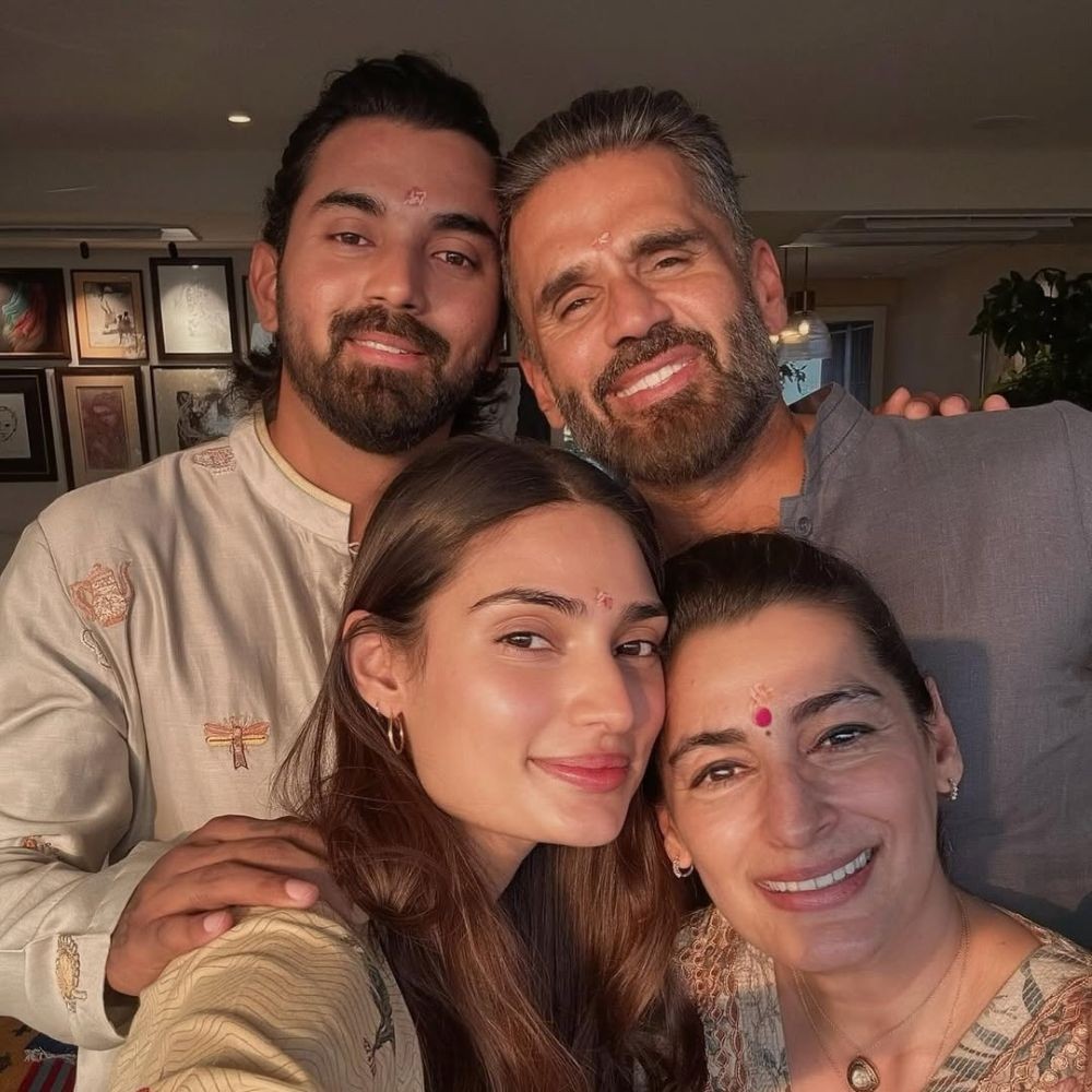 See what nana Suniel Shetty and nani Mana were upto at hospital before meeting Athiya Shetty and her baby; VIRAL PIC inside
