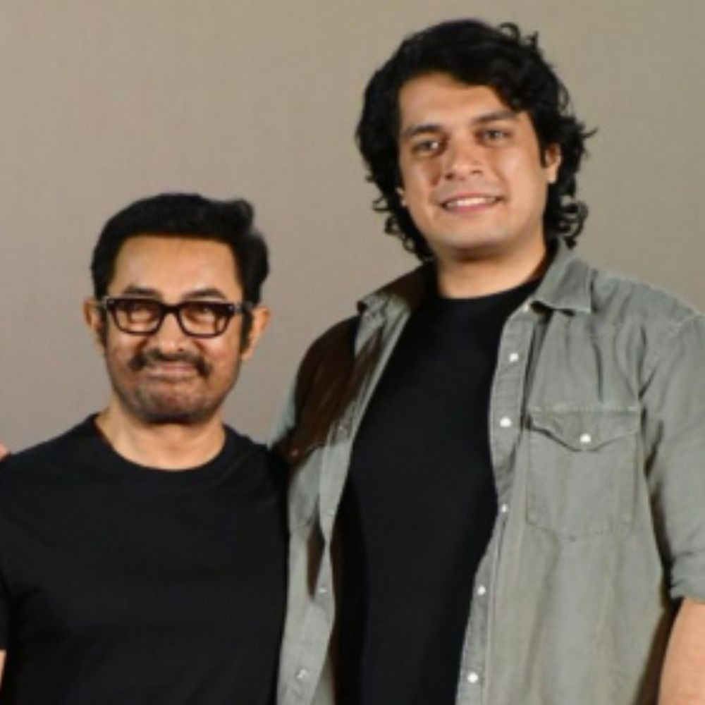 Aamir Khan and girlfriend Gauri Spratt visit his ex-wife Reena Dutta’s house, Junaid Khan joins them; WATCH