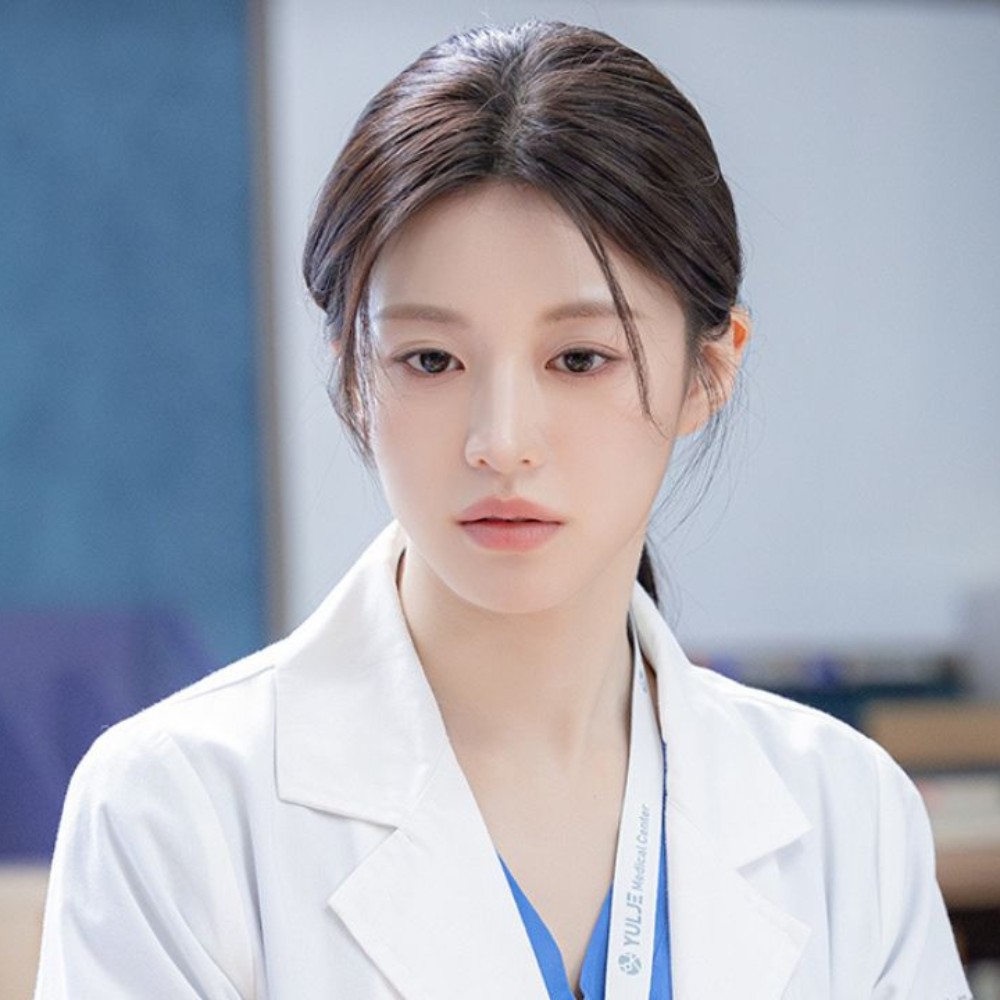 Resident Playbook's Go Yoon Jung's face edited for plastic surgery advertisement; agency probes legal action