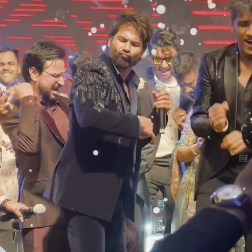 Shahid Kapoor gets us nostalgic as he brings back Jab We Met vibes while performing on Nagada Nagada, we can't help but miss Kareena Kapoor
