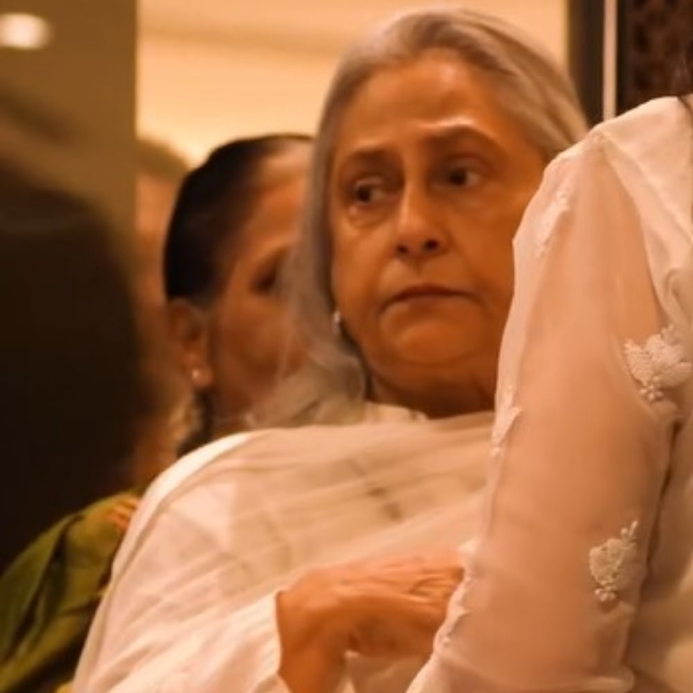 Manoj Kumar Prayer Meet: Jaya Bachchan gets annoyed at fans asking for pictures Manoj Kumar Prayer Meet: Jaya Bachchan gets annoyed at fans asking for pictures