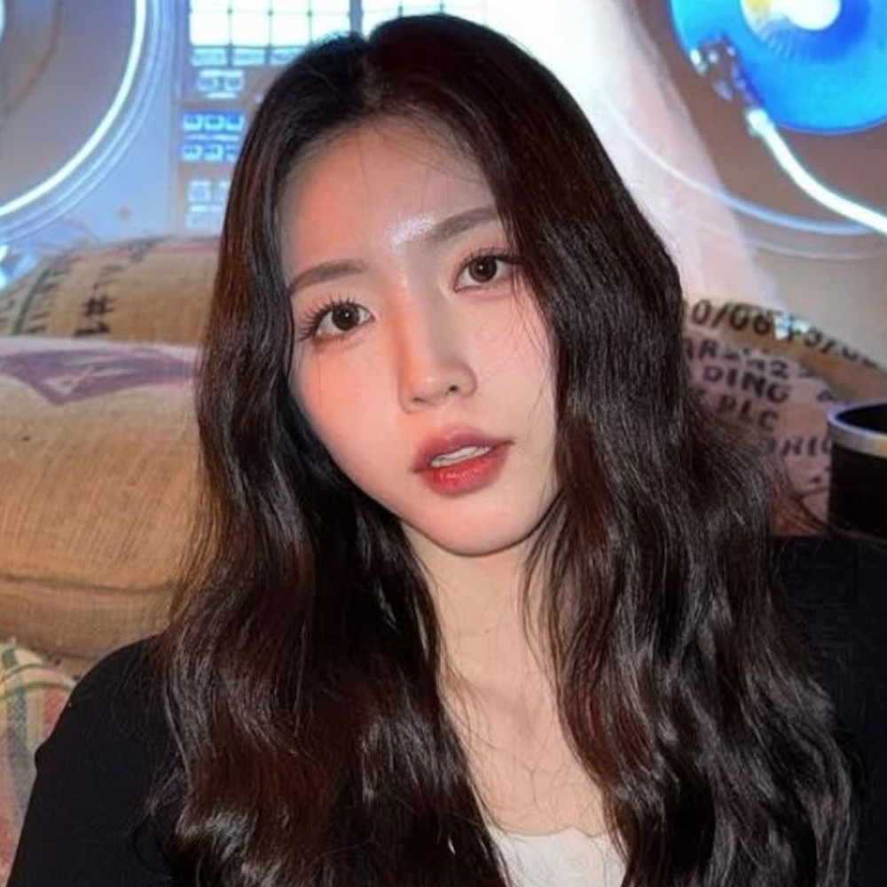 EXchange 2 couple Jung Hyun Kyu and Sung Hae Eun delete SNS posts and videos sparking breakup rumors among fans 