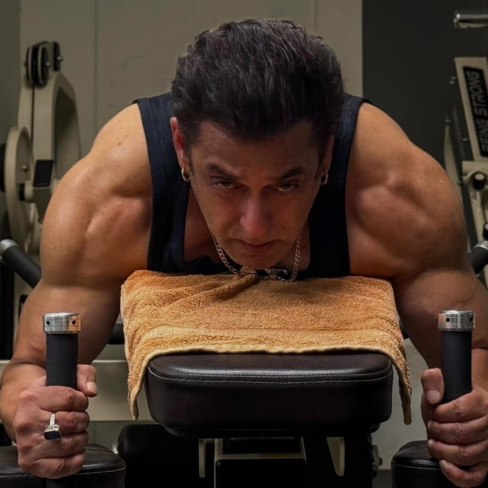 Salman Khan breaks internet with his muscular body at 59; Ranveer Singh, Varun Dhawan are fanboying and how