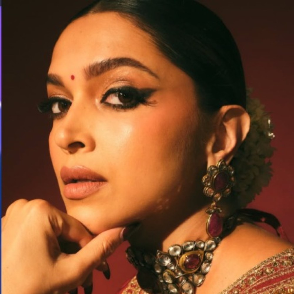 Are Deepika Padukone and Shahid Kapoor’s wife Mira Rajput new BFFs in town? WATCH star wife fix actress’s dress at WAVES 2025