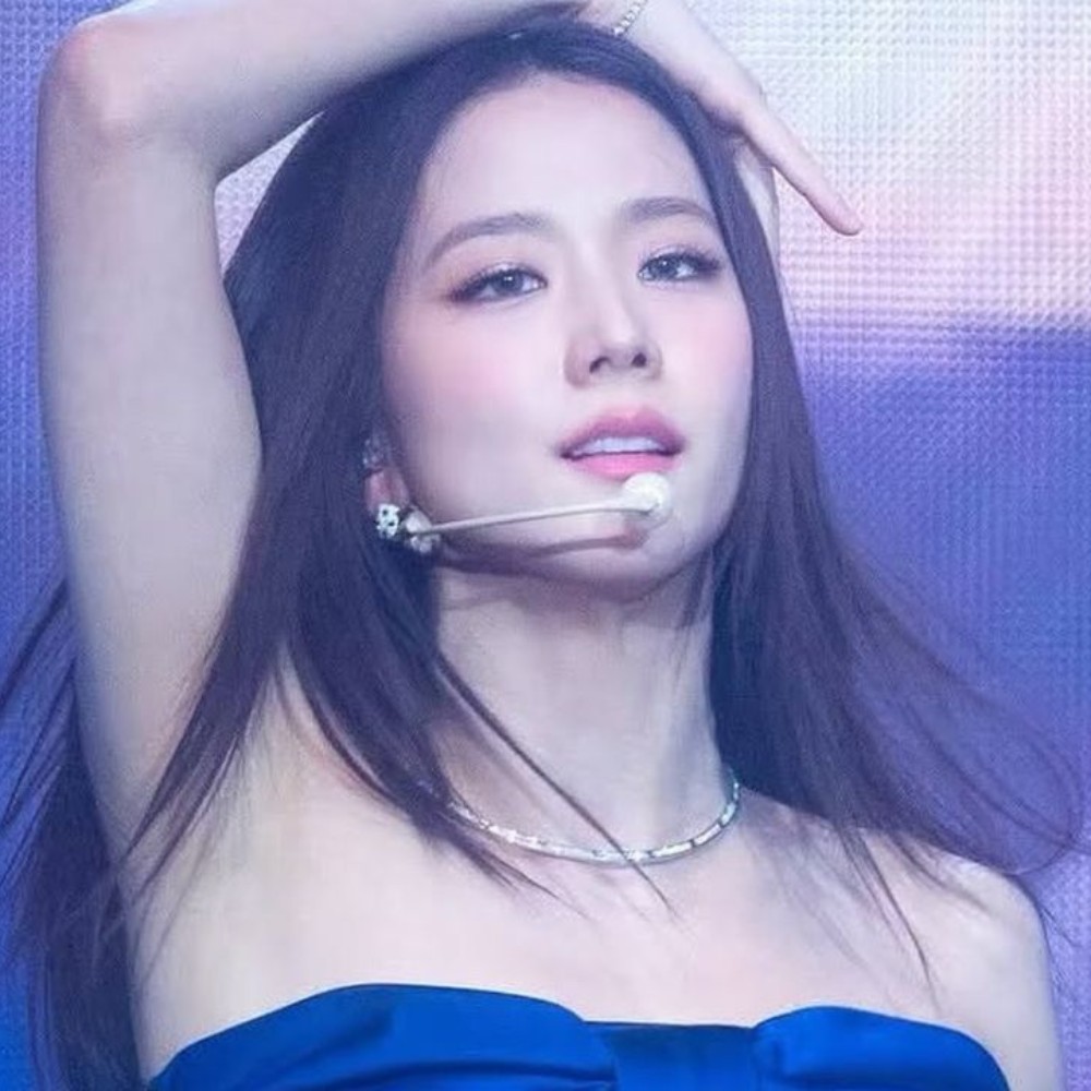 Boyfriend on Demand: BLACKPINK’s Jisoo gifts staff Apple watches and Dior hampers at wrap-up party; fans call her 'humble queen'