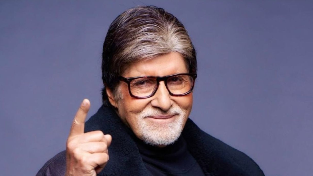Amitabh Bachchan's neighbor steals all limelight from megastar during his fan meet; WAT...