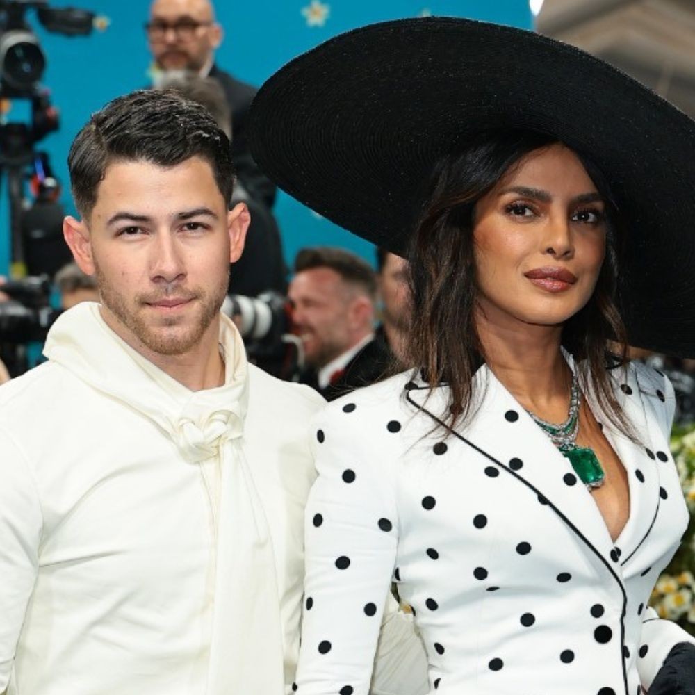 Met Gala 2025: Nick Jonas Takes on Gentleman Duty for Wife Priyanka Chopra; Check Out Adorable Couple Moment