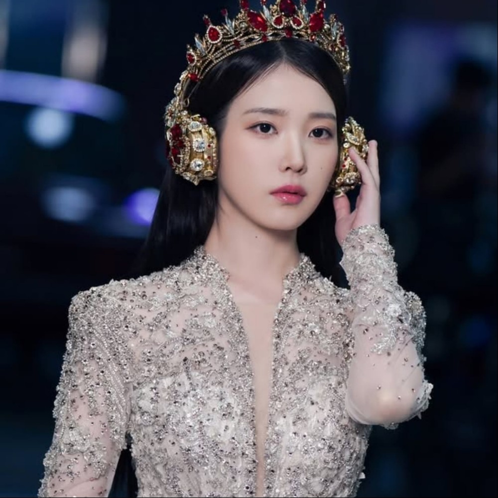 Ex-BIGBANG’s T.O.P’s alleged ex-girlfriend claims IU charges USD 500K to spend time with people; fans urge singer to sue