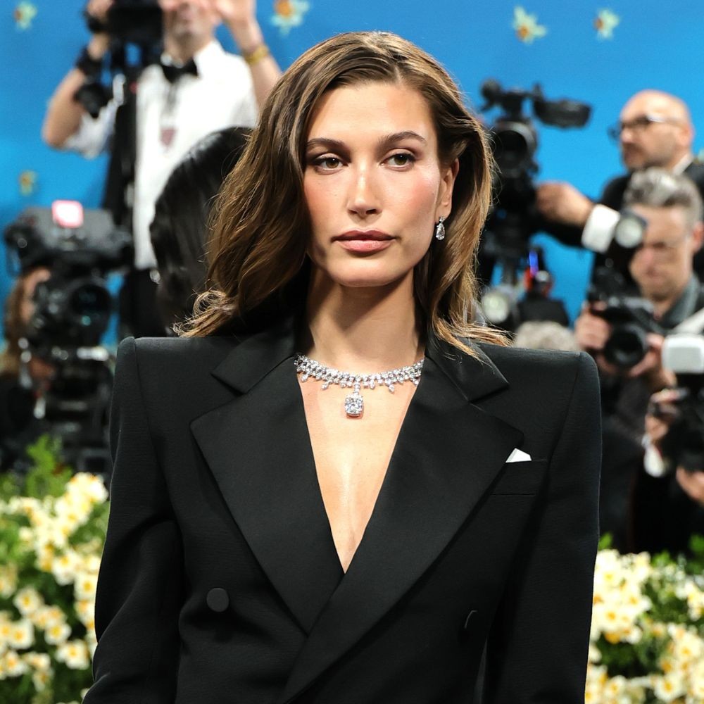 Met Gala 2025: Hailey Bieber Keeps It Basic With Just a Jacket Sans Husband Justin Bieber at Carpet Appearance