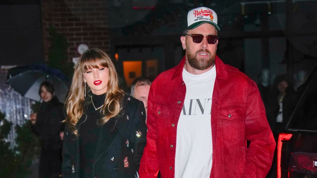 Taylor Swift with Travis Kelce (via Getty Images)