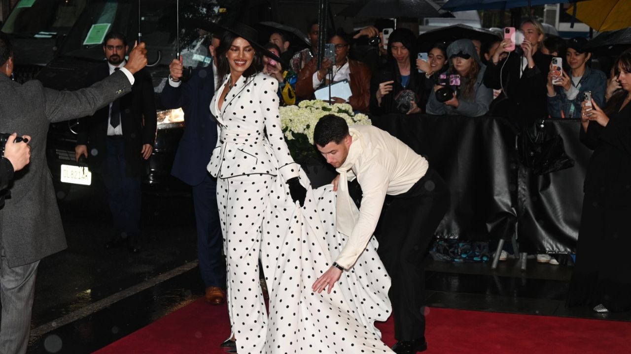 Nick Jonas and Priyanka Chopra (via Getty Images)