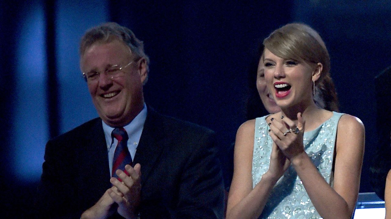 Scott Swift and Taylor Swift (via Getty Images)