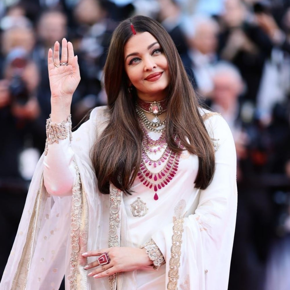 Cannes 2025: Aishwarya Rai flaunts sindoor at red carpet and fans celebrate it as her rebuttal to divorce rumors with Abhishek Bachchan