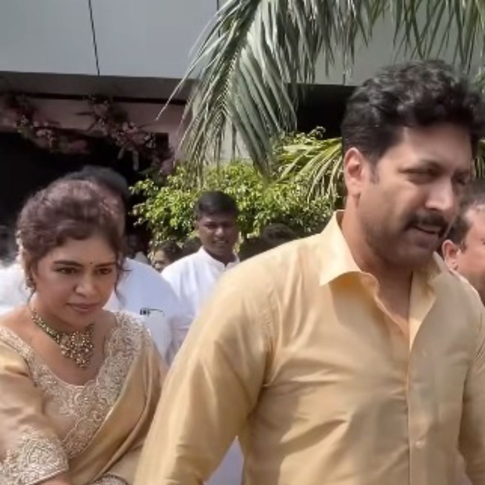 WATCH: Ravi Mohan holds hand of ladylove Kenishaa Francis as he protects her from crowd at Ishari Ganesh's daughter's wedding