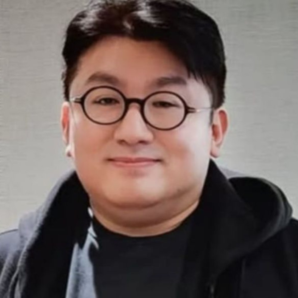 Police chase BTS agency chair Bang Si Hyuk in 400 Billion KRW stock fraud probe, search warrant issued against HYBE