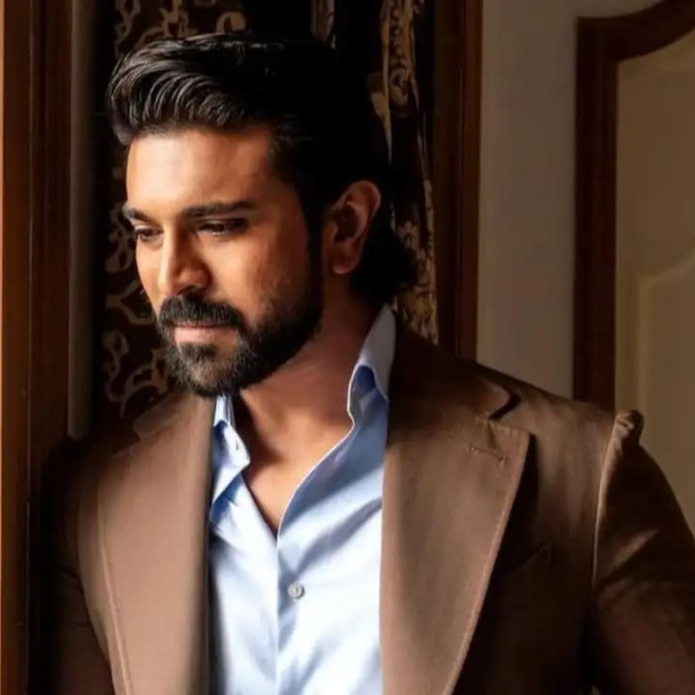 Ram Charan strikes a similar pose alongside his unique wax statue and fans can’t keep calm; WATCH 