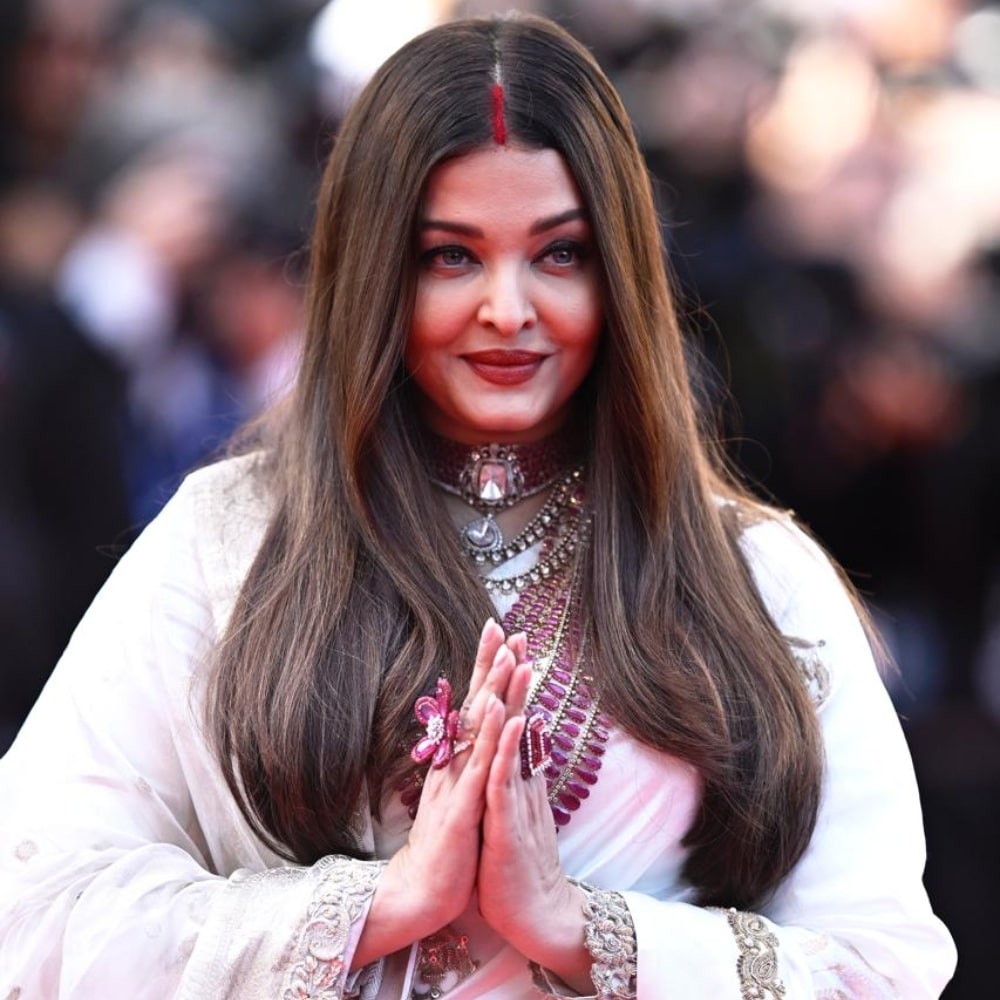 Cannes 2025: Aishwarya Rai Bachchan stuns as she channelizes her inner desi bahu with saree and 'sindoor bhari maang'