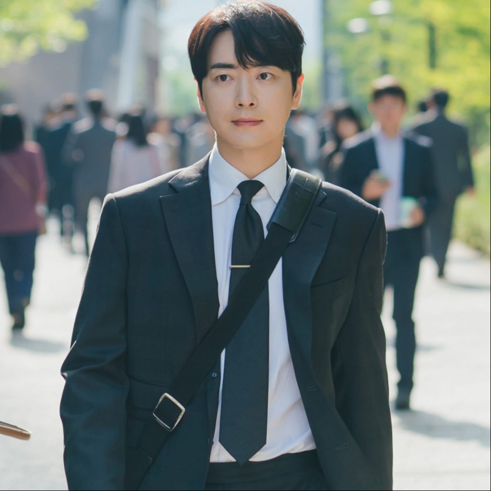 Love Scout star Lee Jun Hyuk joins talks for playing exorcist teacher in supernatural drama Awakening