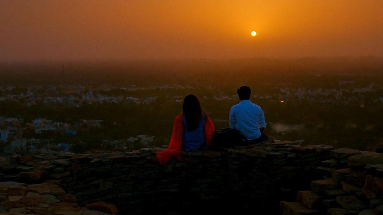 Why do Mumbai sunsets hit differently and look as dreamy as YJHD's iconic scene with Deepika, Ranbir Kapoor? (PC: IMDb) Why do Mumbai sunsets hit differently and look as dreamy as YJHD's iconic scene with Deepika, Ranbir Kapoor?