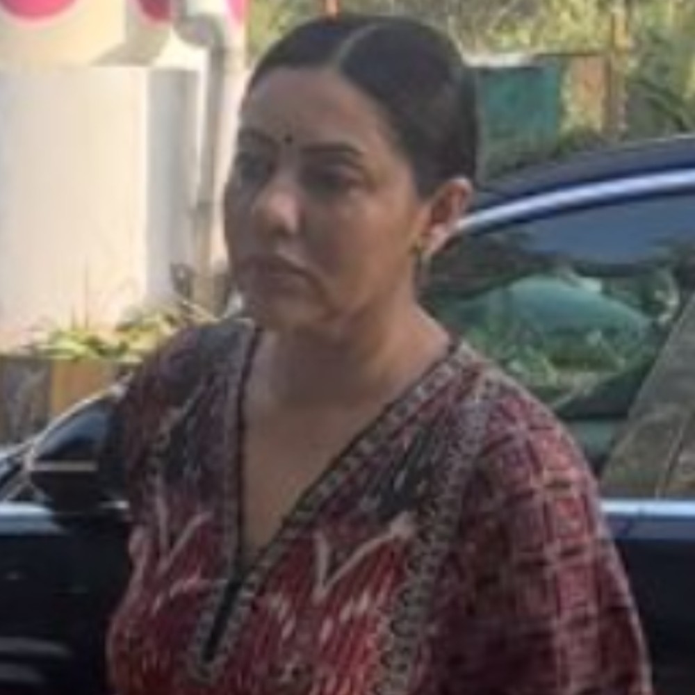 Shah Rukh Khan’s wife Gauri Khan along with daughter Suhana, sisters Kareena and Karisma Kapoor arrive to support Nirmal Kapoor’s grieving family