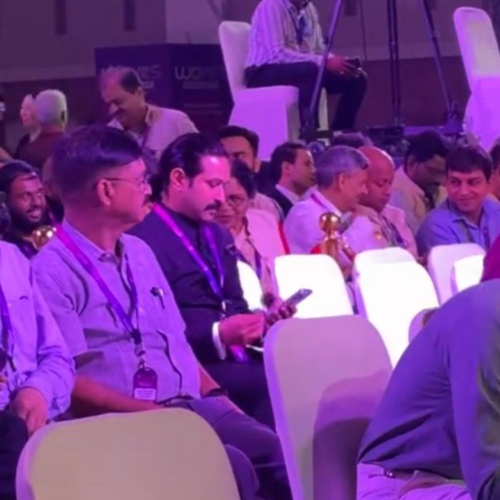 Vikrant Massey’s fresh new look at WAVES 2025 goes VIRAL; is it for his upcoming film on Sri Sri Ravi Shankar? WATCH