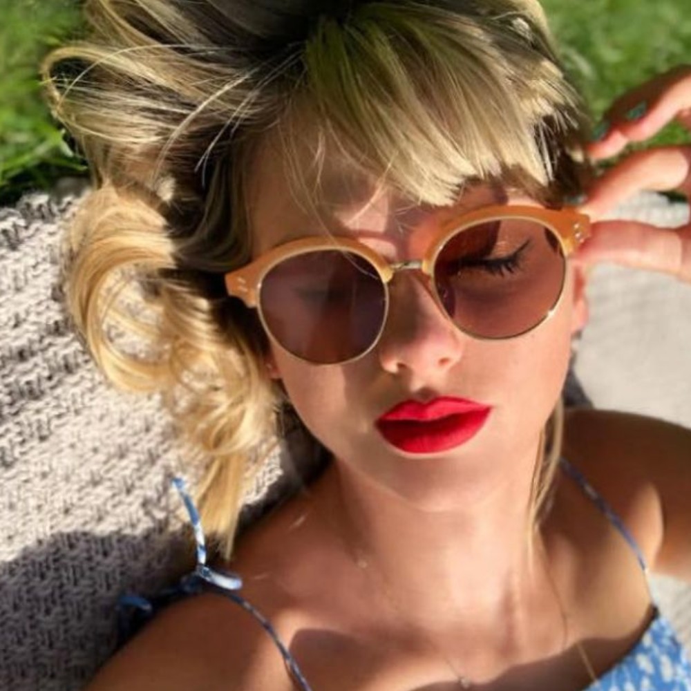  Taylor Swift Drops New Music: Get First Listen to Look What You Made Me Do Taylor's Version From The Handmaid's Tale Season 6 Ep 9