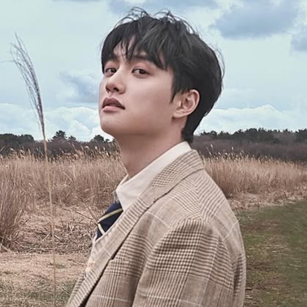 EXO's D.O. gets spotted in blonde hair while dining with Kim Woo Bin in Japan, fans call him 'Greek god'