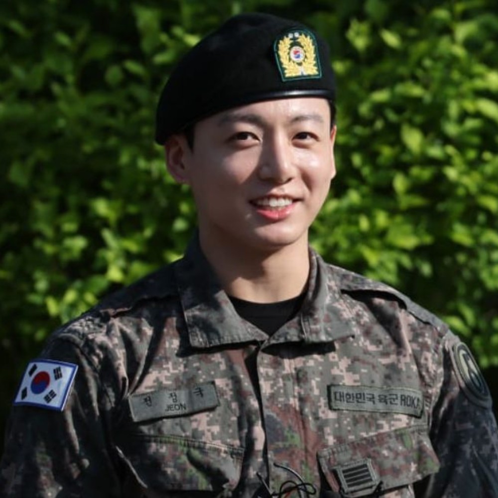 BTS' Jungkook breaks internet with unseen abs-baring photos with military mate, fans go crazy over his 'UNREAL' gains