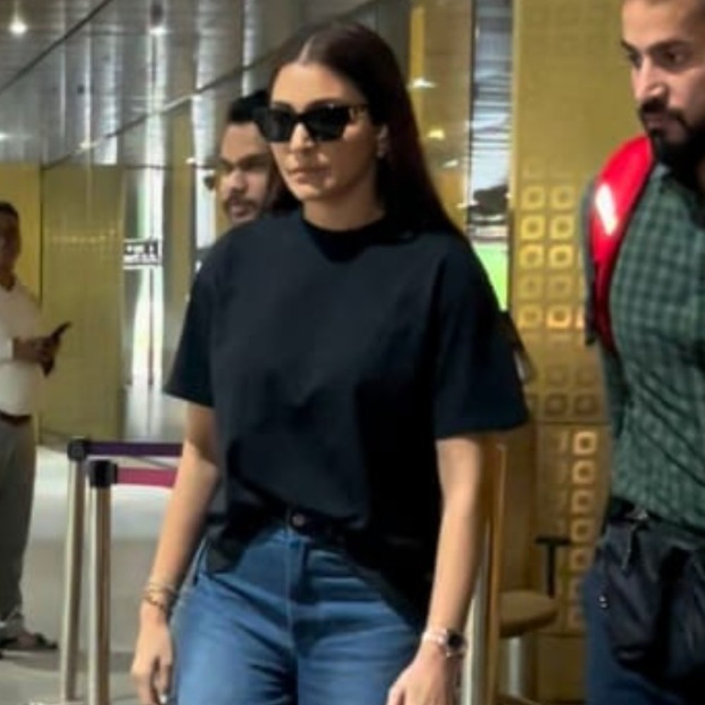 Airport OOTD: Anushka Sharma flaunts her obsession with panel oversized denim jeans as she gets clicked with Virat Kohli