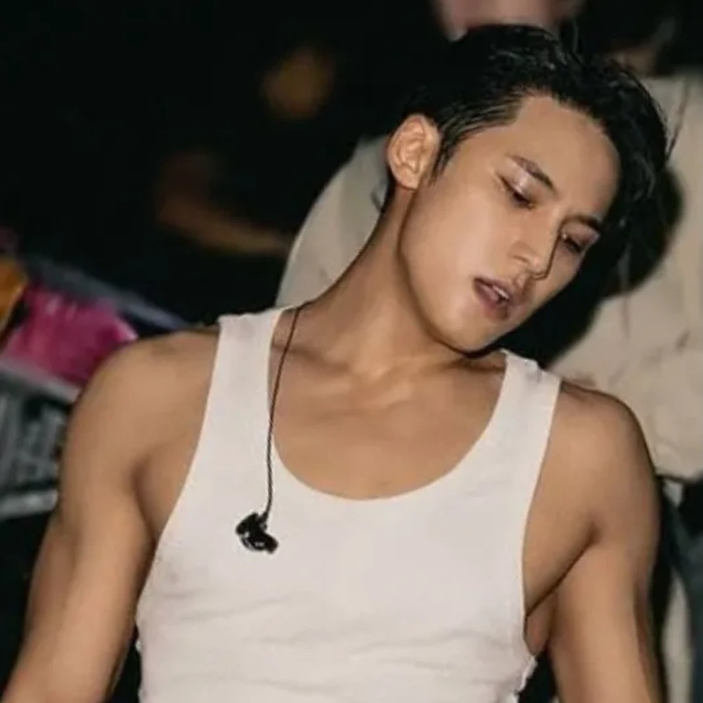 Fans defend SEVENTEEN's Mingyu from accusations of copying BTS' V, claim ARMY is trying to 'gatekeep muscles'