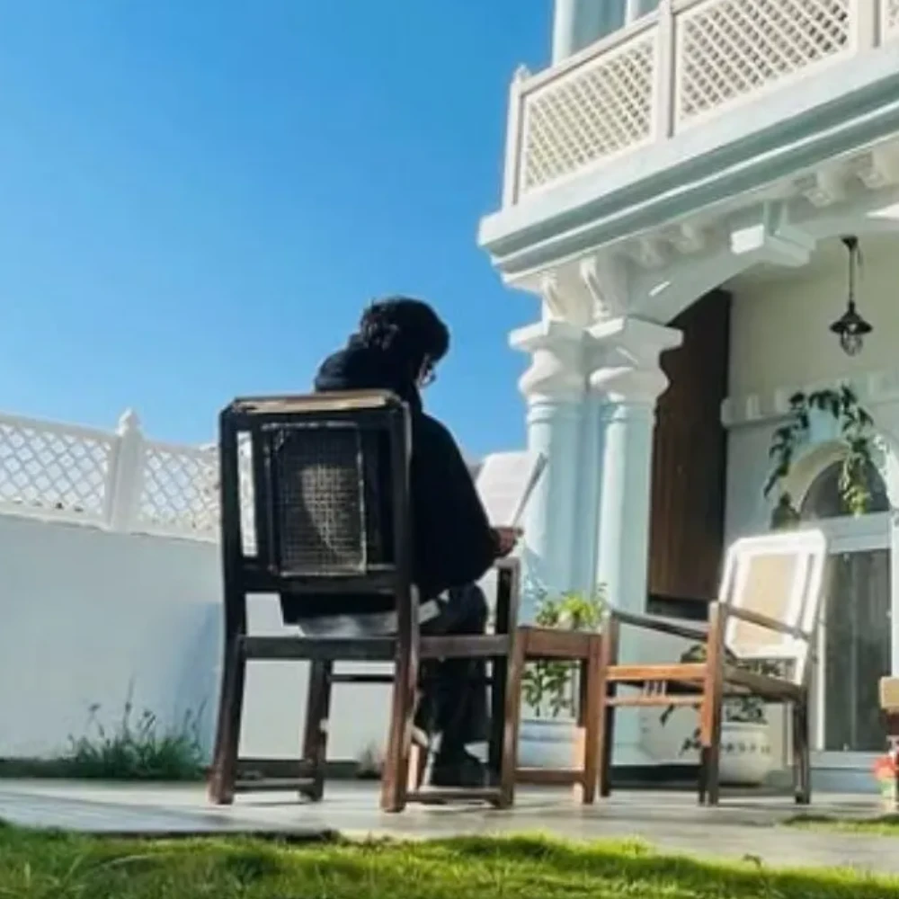 Meet actor who coached Kamal Haasan, worked with Salman Khan, faced backlash over memoir, dated Panchayat star and now owns lavish bungalow in Mumbai
