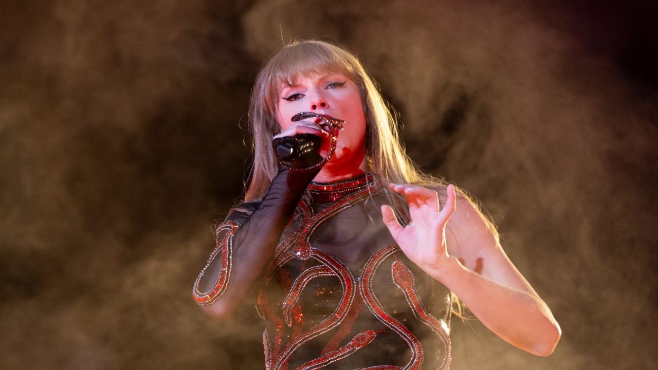 Taylor Swift (via Getty Images) Taylor Swift (via Getty Images)