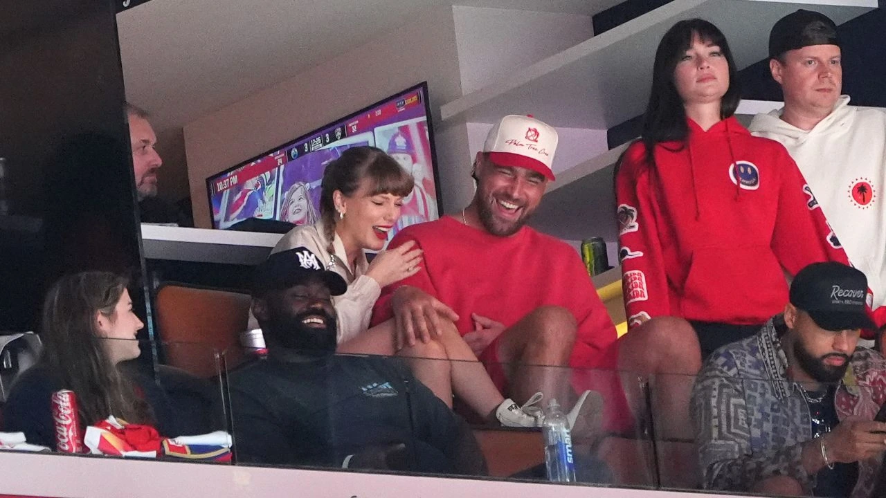 Taylor Swift, Travis Kelce: courtesy of Getty Images