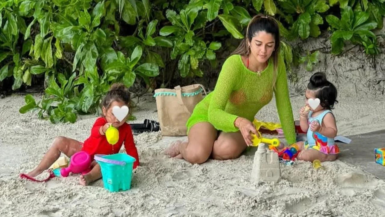 Izabelle Leite with her daughters  