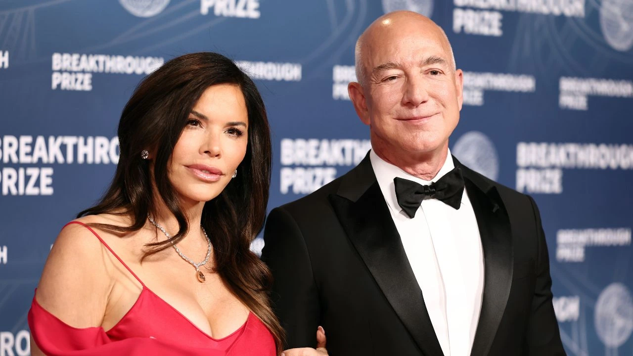Jeff Bezos and Lauren Sánchez (via Getty Images)