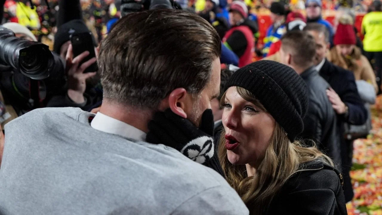 Travis Kelce & Taylor Swift (via Getty Images)