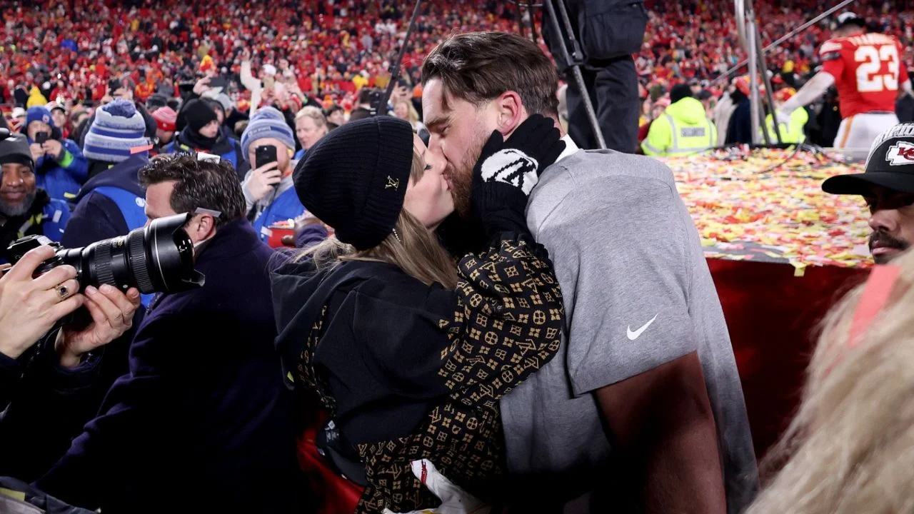 Travis Kelce & Taylor Swift (via Getty Images)