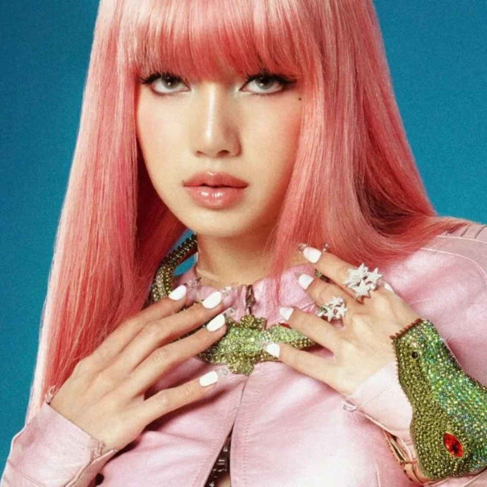 Lisa auctions expensive clothes and accessories at 1-day flea sale, fans ask for BLACKPINK concert spoilers