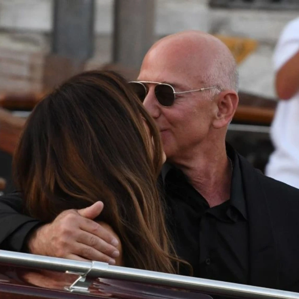 PICS: Jeff Bezos-Lauren Sanchez Step Out for Lavish Reception, Kiss Publicly for First Time Since Wedding