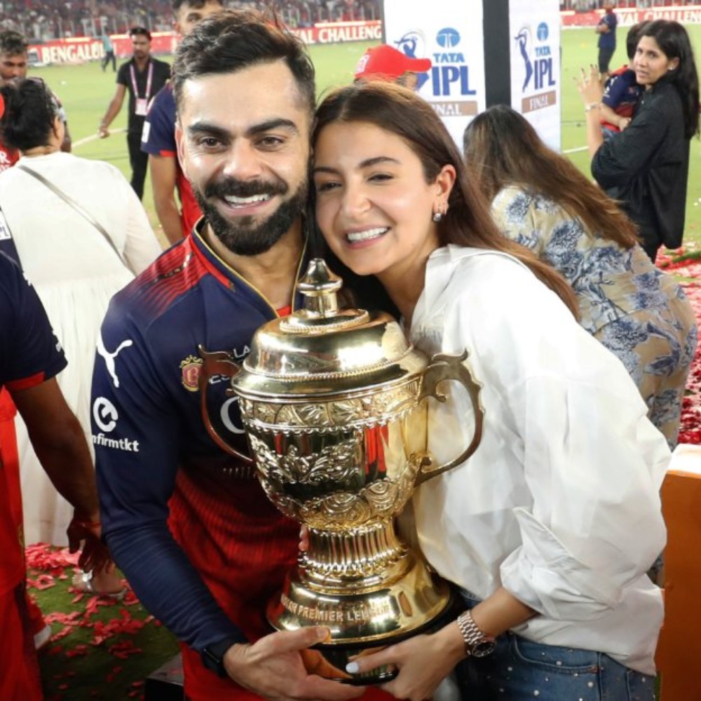 INSIDE RCB’s victory parade with Anushka Sharma: Virat Kohli’s cute moment and Bangalore fans’ wild reaction goes VIRAL