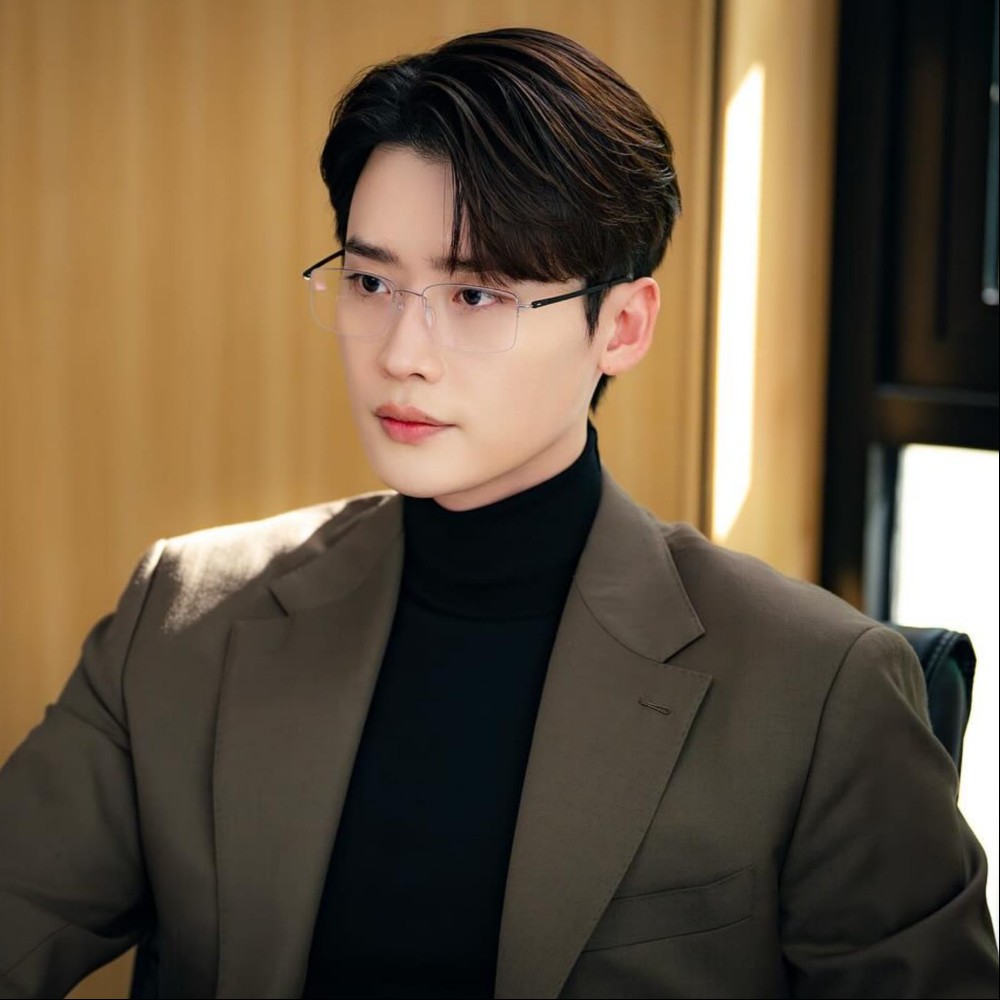 Lee Jong Suk suits up as stoic office lawyer in new stills from Law and the City starring Moon Ga Young; find out premiere date