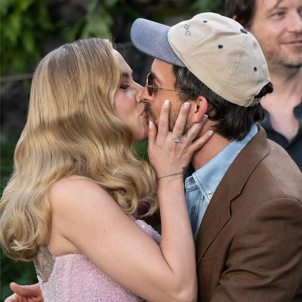 Scarlett Johansson, Jonathan Bailey Share Unexpectedly Steamy Kiss at Jurassic World Rebirth Premiere: Check Out