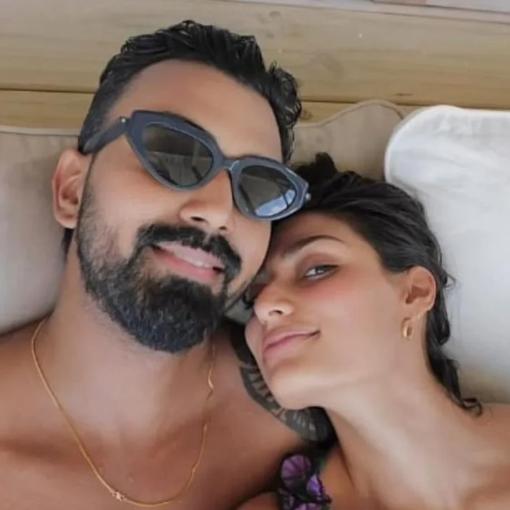 PIC: Athiya Shetty cheers for KL Rahul ahead of India-England Test opener, reaches London with daughter Evaarah