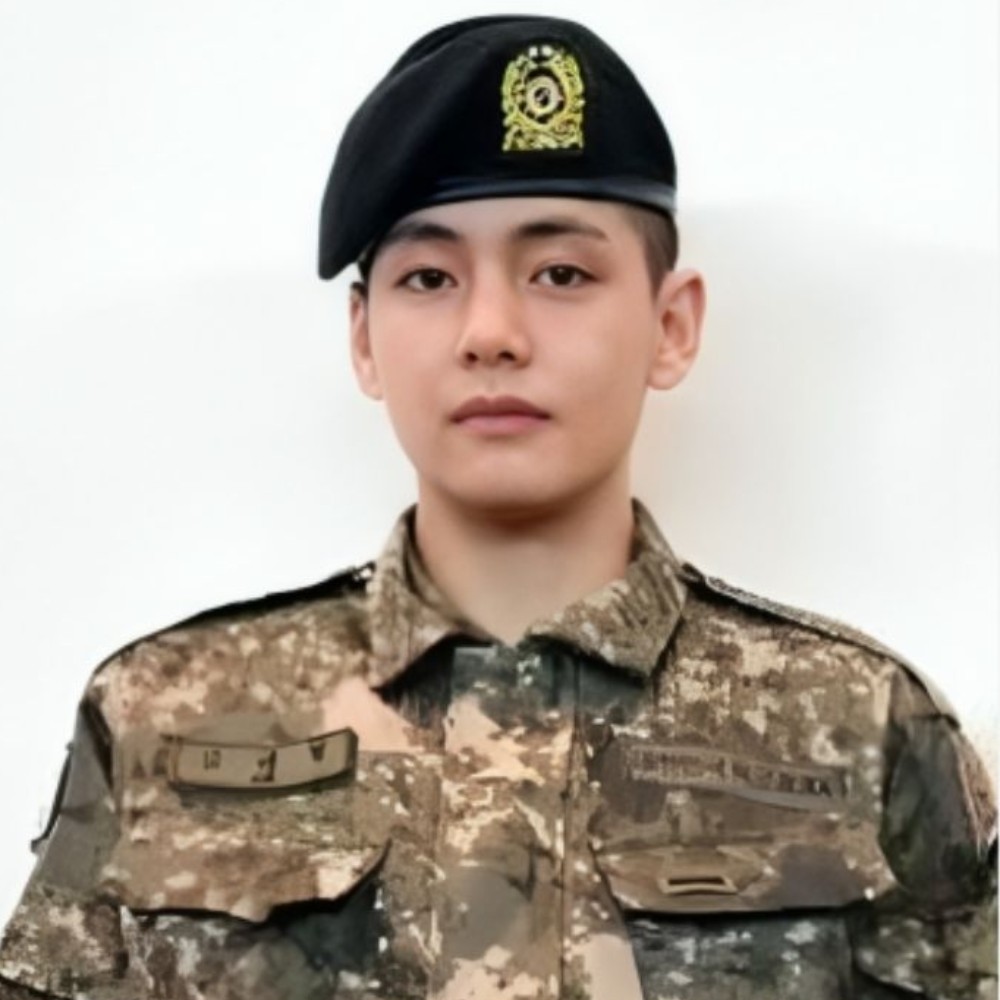 'Kim Taehyung aura': Fans thrilled as BTS' V's new military PICS and heartfelt note for fellow comrades surface ahead of discharge
