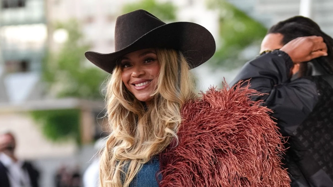 Beyoncé Handles Scary Stage Malfunction Mid-Air During Houston Cowboy Carter Show; Here... 