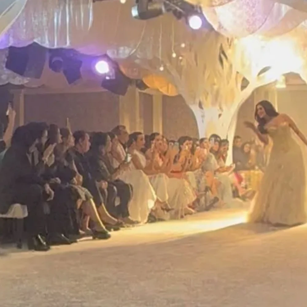 Veer Pahariya gives flying kiss to rumored GF Tara Sutaria, looks in awe of her as she walks the ramp