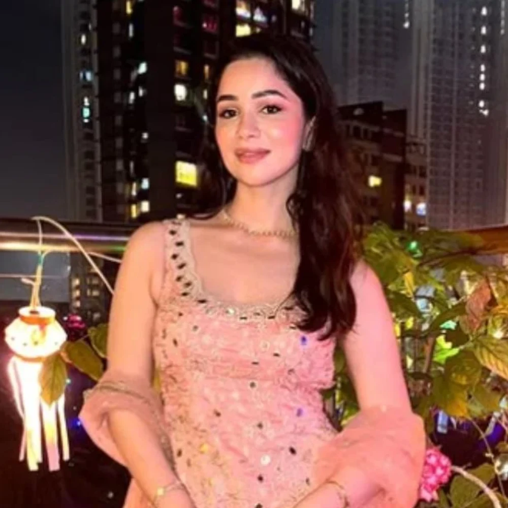 WATCH: Sara Tendulkar caught eyeing Shubman Gill as he chats with another woman at London event