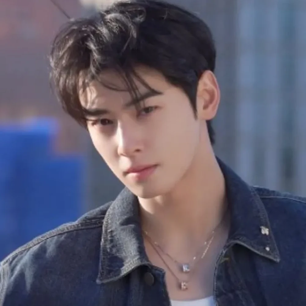 ASTRO's Cha Eun Woo faces 'dangerous' mobbing at airport en route Tokyo flight, fans say 'let him breathe'